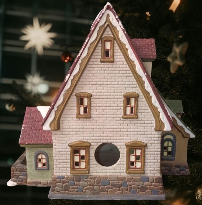 Dept 56 santa’s workbench “petticoat lane tailor” 2001 lighted house...