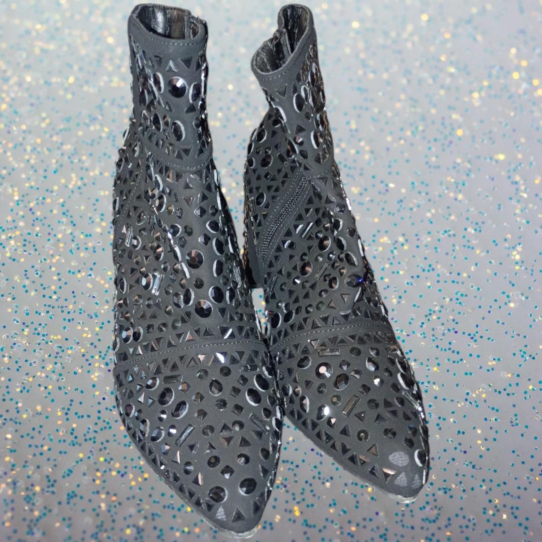 Black cutout rhinestone ankle boots size 8.5 chunky heel zip up forever trendy