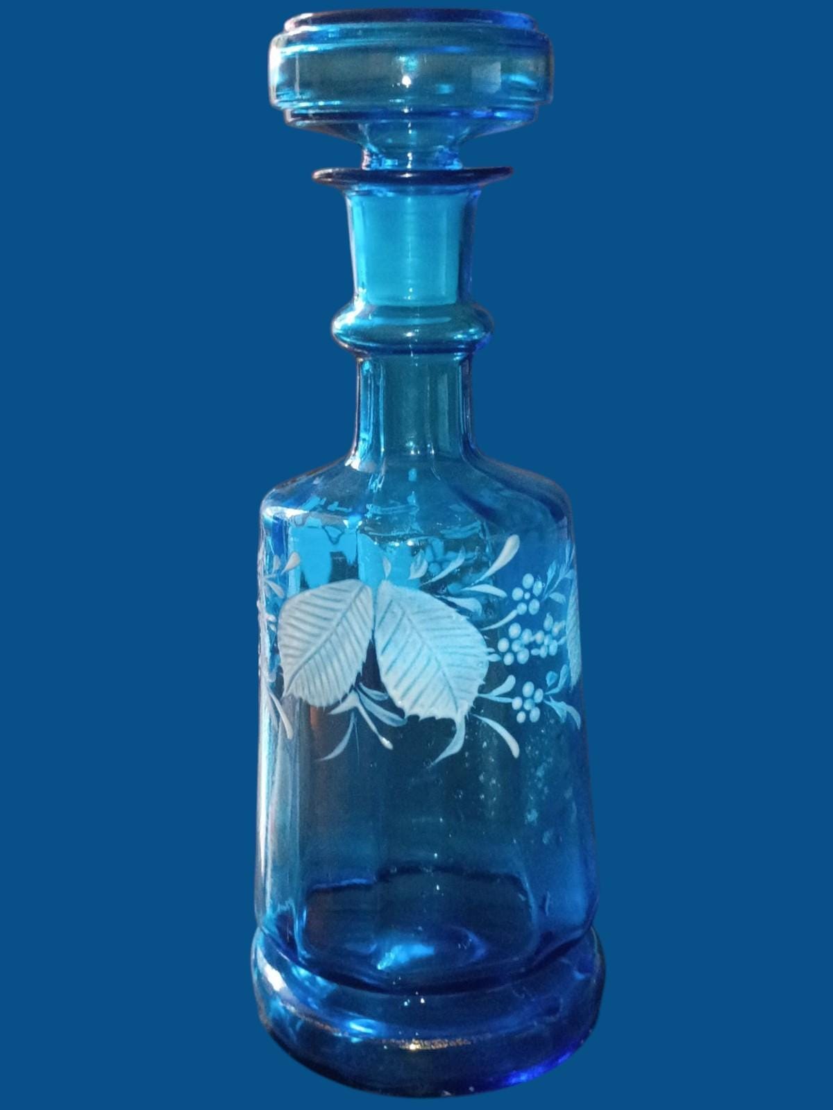 Blue glass decanter with stopper – etched leaf & berry design – 7” tall (8” with