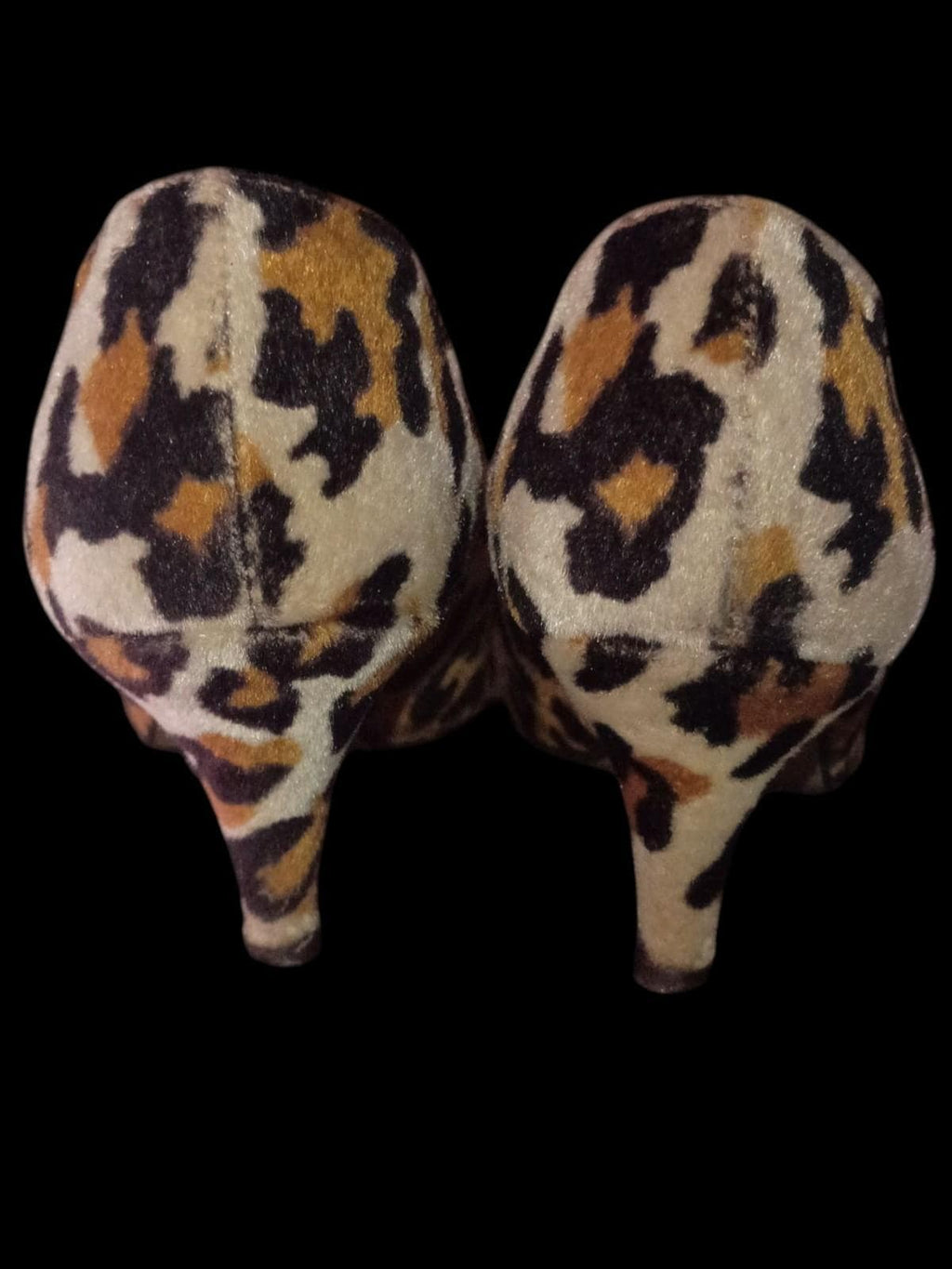 wild pair size 6 leopard print heels - chic & stylish - great condition!